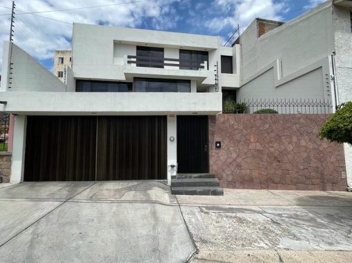 SE VENDE EXCELENTE CASA IDEAL PARA OFICINAS, EDIFICIO, CONSULTORIOS EN ARBIDE