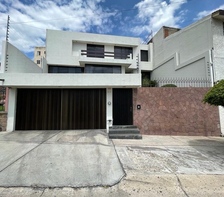 SE VENDE EXCELENTE CASA IDEAL PARA OFICINAS, EDIFICIO, CONSULTORIOS EN ARBIDE