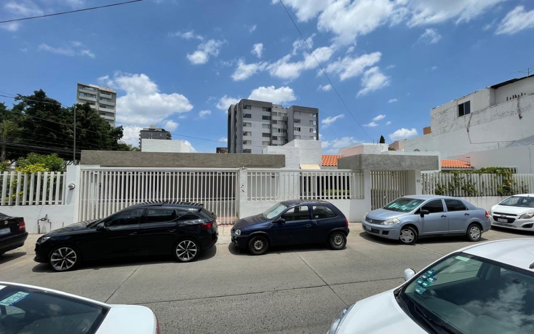 RENTA CASA EN JARDINES DEL MORAL