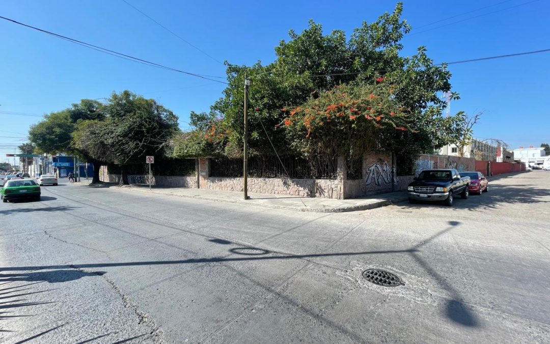 SE RENTA TERRENO EN ESQUINA DE VENUSTIANO CARRANZA Y TORRES LANDA